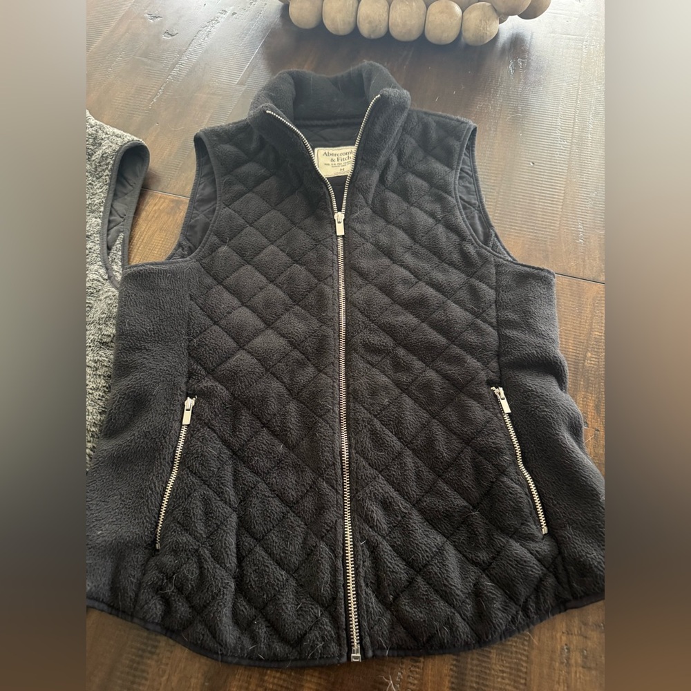 Abercrombie & Fitch Black Quilted Fleece Vest~Size Medium! 🖤. Super cute 🥰